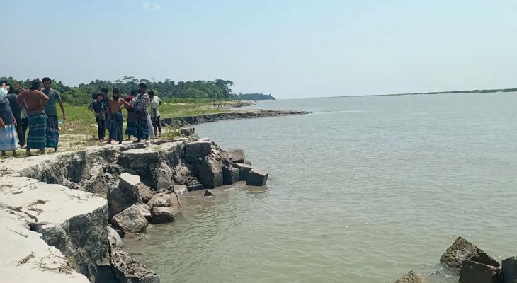 চাঁদপুরে অবৈধ বালু উত্তোলনে নদী রক্ষা বাঁধ হুমকিতে, আটক ৫