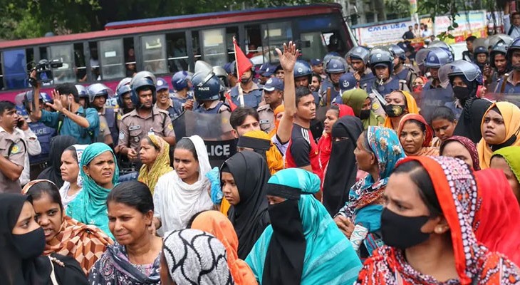 শ্রমিকদের সড়ক থেকে সরিয়ে দিয়েছে পুলিশ, যাচ্ছে শ্রম ভবনের দিকে